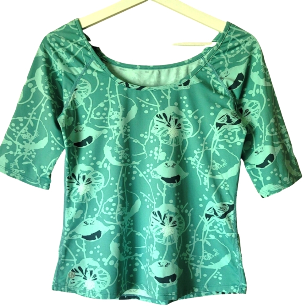 LULULEMON Athletica Scoop Neck Half Sleeve in Green